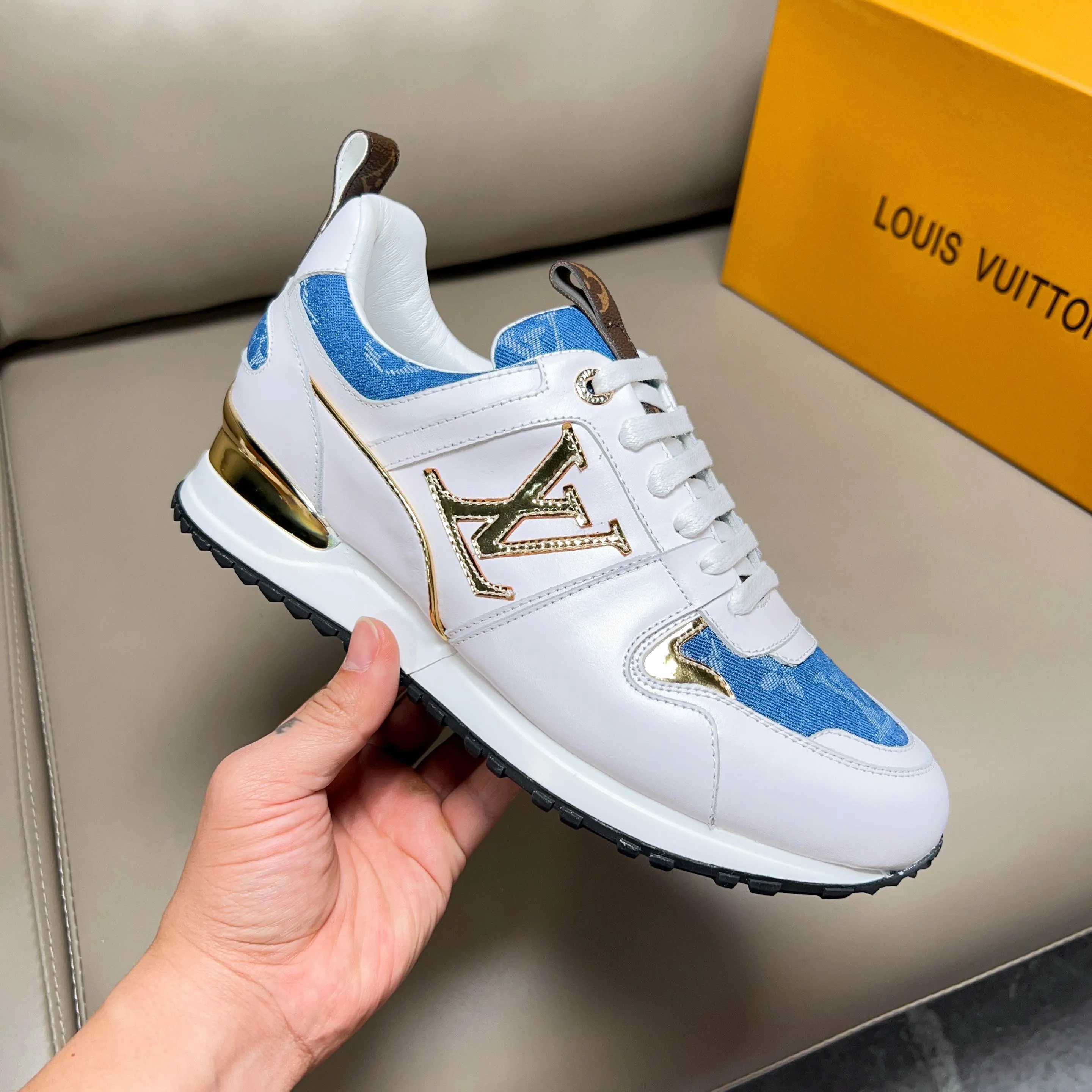 Factory price: 440💰【LV】Male and female couples model, sold simultaneously at counters, original classic 1:1 copy, original designer design, imported calf + sheepskin lining, L gold unique design on both sides, fashionable and trendy. 🔍🔍Original quality @ No pressure to enter and leave the counter at will, the original replica outsole is suitable for all kinds of travel, making it worth owning. Welcome all sellers to sell in the picture above. We can send one piece on behalf of you. Male size: 38-44 (can be customized to 45 sizes), female size: 35-39 (can be customized to 40 sizes)